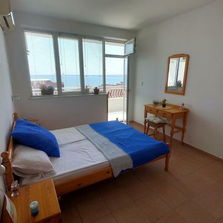 Apartment In St. Vlas With Terrace Sveti Vlas Eksteriør bilde