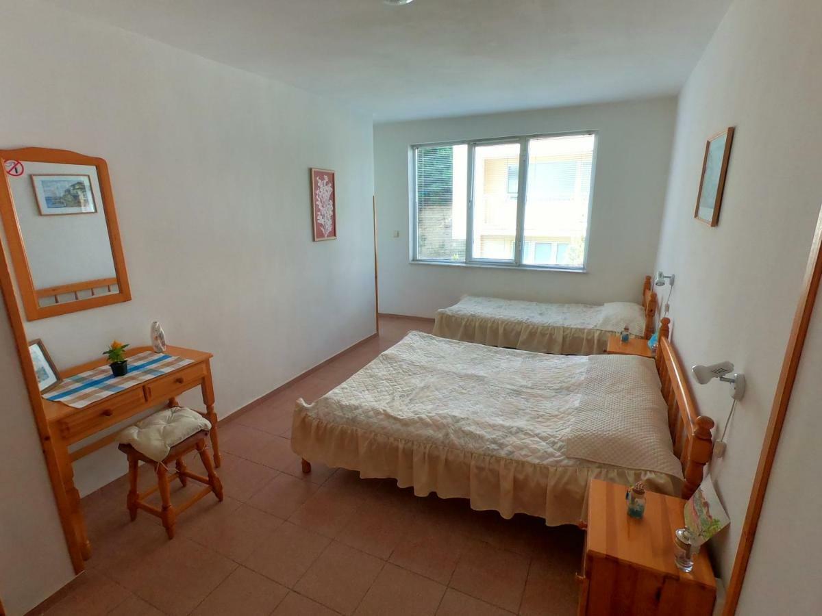 Apartment In St. Vlas With Terrace Sveti Vlas Eksteriør bilde