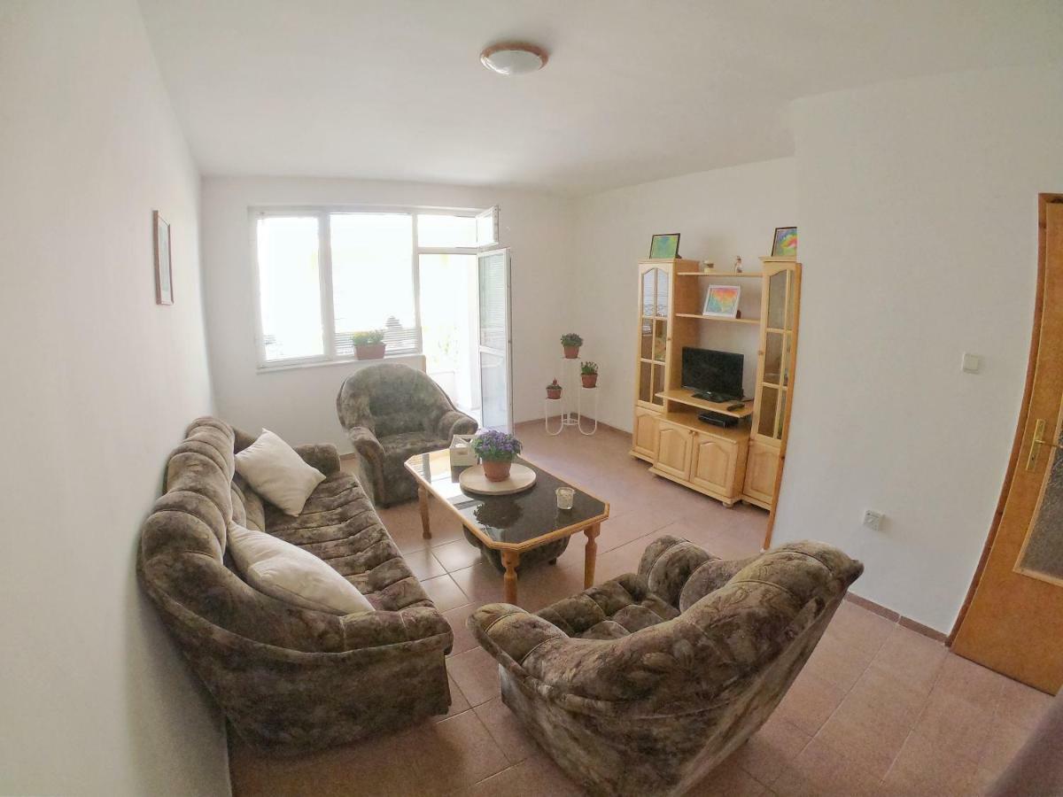 Apartment In St. Vlas With Terrace Sveti Vlas Eksteriør bilde